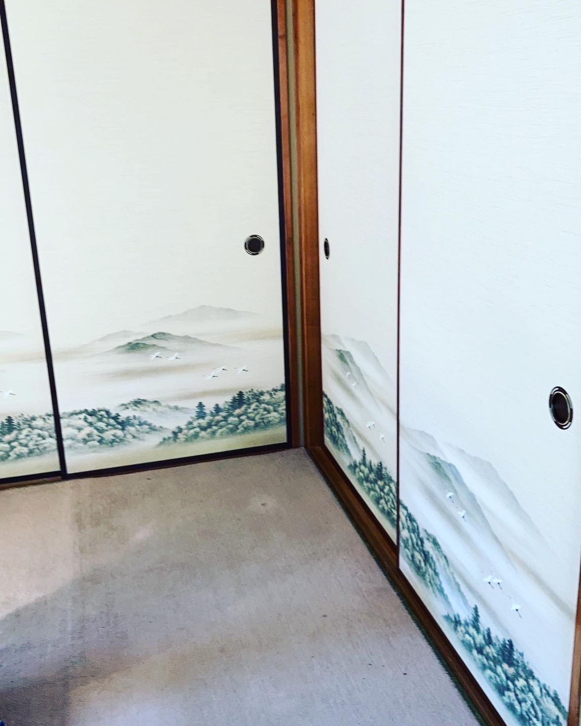 山水柄の襖の貼り替え